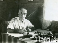 1946, Valivade-Kolhapur, Indie.
Osiedle dla polskich uchodźców. Tłumacz Referatu Kulturalno-Oświatowego pan Birar przy pracy w swoim gabinecie.
Fot. NN, Kronika osiedla polskiego Valivade-Kolhapur, Indie, tom II, Instytut Polski i Muzeum im. gen. Sikorskiego w Londynie