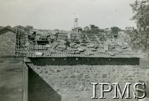 31.12.1946,Valivade-Kolhapur, Indie.
Osiedle dla polskich uchodźców. Budynki zniszczone przez huragan.
Fot. NN, Kronika osiedla polskiego Valivade-Kolhapur, Indie, tom II, Instytut Polski i Muzeum im. gen. Sikorskiego w Londynie