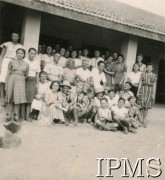 1943, Malir, Indie.
Obóz przejściowy dla polskich uchodźców. Grupa mieszkańców obozu przed budynkiem.
Fot. NN, Kronika osiedla polskiego Valivade-Kolhapur, Indie, tom I, Instytut Polski i Muzeum im. gen. Sikorskiego w Londynie