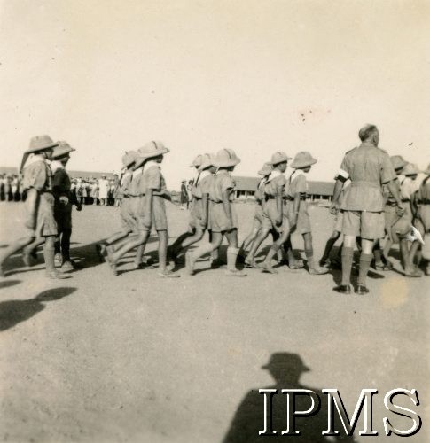 3.05.1943, Malir, Indie.
Obóz przejściowy dla polskich uchodźców. Defilada harcerzy podczas obchodów rocznicy uchwalenia Konstytucji 3 Maja.
Fot. NN, Kronika osiedla polskiego Valivade-Kolhapur, Indie, tom I, Instytut Polski i Muzeum im. gen. Sikorskiego w Londynie