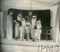 1943, Malir, Indie.
Obóz przejściowy dla polskich uchodźców. Scena z przedstawienia dla dzieci.
Fot. NN, Kronika osiedla polskiego Valivade-Kolhapur, Indie, tom I, Instytut Polski i Muzeum im. gen. Sikorskiego w Londynie