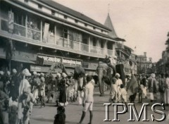 1943-1947, Kolhapur, Indie.
Hindusi na ulicach Kolhapur, miasta w południowo-wschodniej części Półwyspu Indyjskiego. Na jego przedmieściach powstało osiedle Valivade dla polskich uchodźców. 
Fot. NN, Kronika osiedla polskiego Valivade-Kolhapur, Indie, tom I, Instytut Polski i Muzeum im. gen. Sikorskiego w Londynie