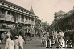 1943-1947, Kolhapur, Indie.
Hindusi na ulicach Kolhapur, miasta w południowo-wschodniej części Półwyspu Indyjskiego. Na jego przedmieściach powstało osiedle Valivade dla polskich uchodźców. 
Fot. NN, Kronika osiedla polskiego Valivade-Kolhapur, Indie, tom I, Instytut Polski i Muzeum im. gen. Sikorskiego w Londynie