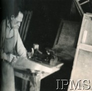 1943-1947, Valivade-Kolhapur, Indie.
Osiedle dla polskich uchodźców. Mężczyzna podczas pracy w warsztacie stolarskim.
Fot. NN, Kronika osiedla polskiego Valivade-Kolhapur, Indie, tom I, Instytut Polski i Muzeum im. gen. Sikorskiego w Londynie