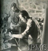 1943-1947, Valivade-Kolhapur, Indie.
Osiedle dla polskich uchodźców. Mężczyźni przy pracy w warsztacie ślusarskim.
Fot. NN, Kronika osiedla polskiego Valivade-Kolhapur, Indie, tom I, Instytut Polski i Muzeum im. gen. Sikorskiego w Londynie