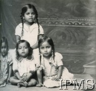 1943-1947, Valivade-Kolhapur, Indie.
Osiedle dla polskich uchodźców. Grupa hinduskich dzieci.
Fot. NN, Kronika osiedla polskiego Valivade-Kolhapur, Indie, tom I, Instytut Polski i Muzeum im. gen. Sikorskiego w Londynie
