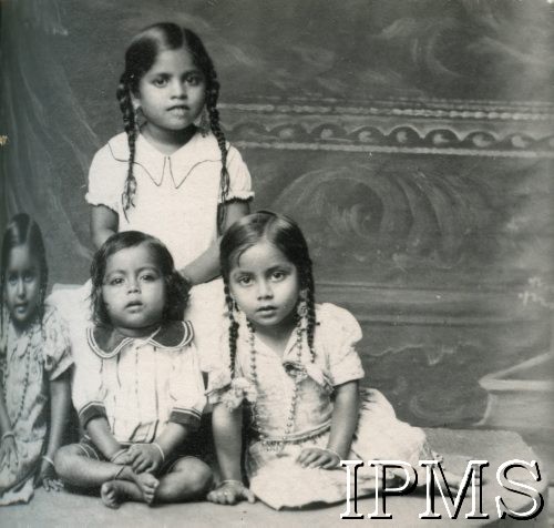 1943-1947, Valivade-Kolhapur, Indie.
Osiedle dla polskich uchodźców. Grupa hinduskich dzieci.
Fot. NN, Kronika osiedla polskiego Valivade-Kolhapur, Indie, tom I, Instytut Polski i Muzeum im. gen. Sikorskiego w Londynie