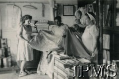 1943-1947, Valivade-Kolhapur, Indie.
Osiedle dla polskich uchodźców. Kobieta podczas zakupów tkanin w hinduskim sklepie.
Fot. NN, Kronika osiedla polskiego Valivade-Kolhapur, Indie, tom I, Instytut Polski i Muzeum im. gen. Sikorskiego w Londynie