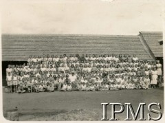 1943-1947, Valivade-Kolhapur, Indie.
Osiedle dla polskich uchodźców. Dzieci i młodzież szkolna z nauczycielami.
Fot. NN, Kronika osiedla polskiego Valivade-Kolhapur, Indie, tom I, Instytut Polski i Muzeum im. gen. Sikorskiego w Londynie