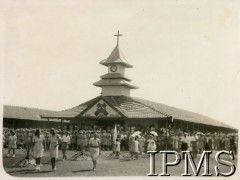 1944-1947, Valivade-Kolhapur, Indie.
Osiedle dla polskich uchodźców. Mieszkańcy osiedla przed kościołem pw. św. Andrzeja Boboli.
Fot. NN, Kronika osiedla polskiego Valivade-Kolhapur, Indie, tom I, Instytut Polski i Muzeum im. gen. Sikorskiego w Londynie