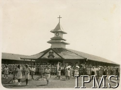 1944-1947, Valivade-Kolhapur, Indie.
Osiedle dla polskich uchodźców. Mieszkańcy osiedla przed kościołem pw. św. Andrzeja Boboli.
Fot. NN, Kronika osiedla polskiego Valivade-Kolhapur, Indie, tom I, Instytut Polski i Muzeum im. gen. Sikorskiego w Londynie