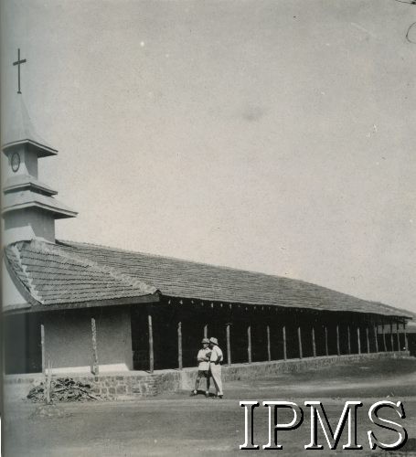 1944-1947, Valivade-Kolhapur, Indie.
Osiedle dla polskich uchodźców. Mężczyźni przed kościołem pw. św. Andrzeja Boboli.
Fot. NN, Kronika osiedla polskiego Valivade-Kolhapur, Indie, tom I, Instytut Polski i Muzeum im. gen. Sikorskiego w Londynie