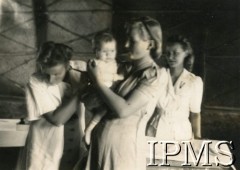 1944-1947, Valivade-Kolhapur, Indie.
Osiedle dla polskich uchodźców. Stacja opieki nad matką i dzieckiem, gdzie pod stałą kontrolą lekarską były wszystkie dzieci do lat 2.
Fot. NN, Kronika osiedla polskiego Valivade-Kolhapur, Indie, tom I, Instytut Polski i Muzeum im. gen. Sikorskiego w Londynie