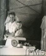 1944-1947, Valivade-Kolhapur, Indie.
Osiedle dla polskich uchodźców. Stacja opieki nad matką i dzieckiem, gdzie pod stałą kontrolą lekarską były wszystkie dzieci do lat 2.
Fot. NN, Kronika osiedla polskiego Valivade-Kolhapur, Indie, tom I, Instytut Polski i Muzeum im. gen. Sikorskiego w Londynie