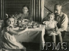 1943-1947, Valivade-Kolhapur, Indie.
Osiedle dla polskich uchodźców. Rodzina przy posiłku.
Fot. NN, Kronika osiedla polskiego Valivade-Kolhapur, Indie, tom I, Instytut Polski i Muzeum im. gen. Sikorskiego w Londynie