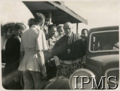 19.02.1944, Valivade-Kolhapur, Indie.
Osiedle dla polskich uchodźców. Wizyta arcybiskupa dr Henryka Doeringa, biskupa Ponny. Arcybiskup przy samochodzie.
Fot. NN, Kronika osiedla polskiego Valivade-Kolhapur, Indie, tom I, Instytut Polski i Muzeum im. gen. Sikorskiego w Londynie