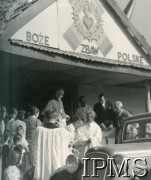 19.02.1944, Valivade-Kolhapur, Indie.
Osiedle dla polskich uchodźców. Wizyta arcybiskupa dr Henryka Doeringa i biskupa Ponny. Arcybiskup wychodzi z kościoła pw. św. Andrzeja Boboli po mszy świętej.
Fot. NN, Kronika osiedla polskiego Valivade-Kolhapur, Indie, tom I, Instytut Polski i Muzeum im. gen. Sikorskiego w Londynie