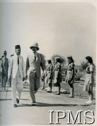 1944, Valivade-Kolhapur, Indie.
Osiedle dla polskich uchodźców. Wizyta zagranicznych gości w osiedlu, m.in. dr Narayan Bhaskar Khare (członka Commonwealth Relations Department, Governor General`s Executive Council, w białym garniturze).
Fot. NN, Kronika osiedla polskiego Valivade-Kolhapur, Indie, tom I, Instytut Polski i Muzeum im. gen. Sikorskiego w Londynie