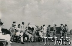1944, Valivade-Kolhapur, Indie.
Osiedle dla polskich uchodźców. Wizyta zagranicznych gości w osiedlu, wśród nich był dr Narayan Bhaskar Khare (członek Commonwealth Relations Department, Governor General`s Executive Council, siedzi 2. od lewej).
Fot. NN, Kronika osiedla polskiego Valivade-Kolhapur, Indie, tom I, Instytut Polski i Muzeum im. gen. Sikorskiego w Londynie