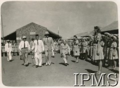 1944, Valivade-Kolhapur, Indie.
Osiedle dla polskich uchodźców. Wizyta zagranicznych gości w osiedlu, m.in. dr Narayan Bhaskar Khare (członka Commonwealth Relations Department, Governor General`s Executive Council, w białym garniturze).
Fot. NN, Kronika osiedla polskiego Valivade-Kolhapur, Indie, tom I, Instytut Polski i Muzeum im. gen. Sikorskiego w Londynie