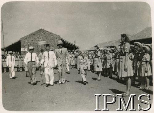 1944, Valivade-Kolhapur, Indie.
Osiedle dla polskich uchodźców. Wizyta zagranicznych gości w osiedlu, m.in. dr Narayan Bhaskar Khare (członka Commonwealth Relations Department, Governor General`s Executive Council, w białym garniturze).
Fot. NN, Kronika osiedla polskiego Valivade-Kolhapur, Indie, tom I, Instytut Polski i Muzeum im. gen. Sikorskiego w Londynie