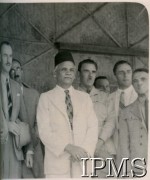 1944, Valivade-Kolhapur, Indie.
Osiedle dla polskich uchodźców. Wizyta zagranicznych gości w osiedlu, m.in. dr Narayan Bhaskar Khare (członka Commonwealth Relations Department, Governor General`s Executive Council, w białym garniturze).
Fot. NN, Kronika osiedla polskiego Valivade-Kolhapur, Indie, tom I, Instytut Polski i Muzeum im. gen. Sikorskiego w Londynie