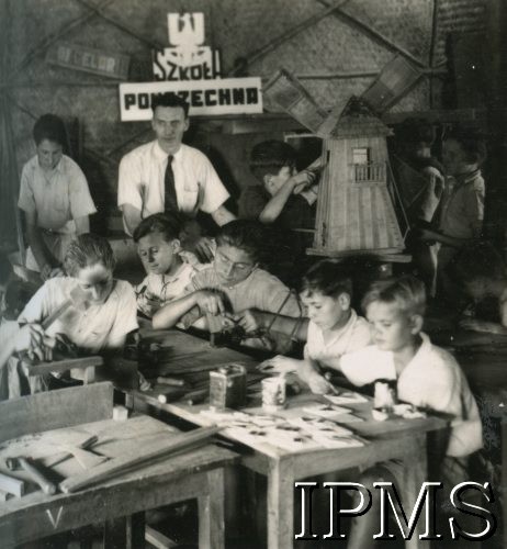 1943-1947, Valivade-Kolhapur, Indie.
Osiedle dla polskich uchodźców. Zajęcia robót ręcznych dla chłopców w szkole powszechnej. 
Fot. NN, Kronika osiedla polskiego Valivade-Kolhapur, Indie, tom I, Instytut Polski i Muzeum im. gen. Sikorskiego w Londynie