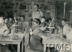 1943-1947, Valivade-Kolhapur, Indie.
Osiedle dla polskich uchodźców. Uczniowie liceum podczas zajęć w gabinecie fizycznym.
Fot. NN, Kronika osiedla polskiego Valivade-Kolhapur, Indie, tom I, Instytut Polski i Muzeum im. gen. Sikorskiego w Londynie