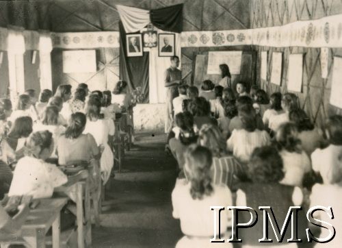 1943-1947, Valivade-Kolhapur, Indie.
Osiedle dla polskich uchodźców. Zajęcia lekcyjne w gimnazjum.
Fot. NN, Kronika osiedla polskiego Valivade-Kolhapur, Indie, tom I, Instytut Polski i Muzeum im. gen. Sikorskiego w Londynie