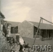 Maj 1944, Valivade-Kolhapur, Indie.
Osiedle dla polskich uchodźców. Budynek zniszczony przez burzę monsunową.
Fot. NN, Kronika osiedla polskiego Valivade-Kolhapur, Indie, tom I, Instytut Polski i Muzeum im. gen. Sikorskiego w Londynie