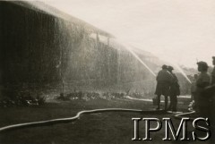 1943-1947, Valivade-Kolhapur, Indie.
Osiedle dla polskich uchodźców. Ćwiczenia przeciwpożarowe osiedlowej straży pożarnej.
Fot. NN, Kronika osiedla polskiego Valivade-Kolhapur, Indie, tom I, Instytut Polski i Muzeum im. gen. Sikorskiego w Londynie