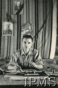 1944, Valivade-Kolhapur, Indie.
Osiedle dla polskich uchodźców. Starosta osiedla kpt. Władysław Jagiełłowicz w swoim gabinecie.
Fot. NN, Kronika osiedla polskiego Valivade-Kolhapur, Indie, tom I, Instytut Polski i Muzeum im. gen. Sikorskiego w Londynie