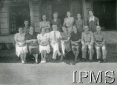 1945, Valivade-Kolhapur, Indie.
Osiedle dla polskich uchodźców. Uczestnicy kursu dokształcającego dla dorosłych. W pierwszym rzędzie w środku siedzi starosta Roman Dusza.
Fot. NN, Kronika osiedla polskiego Valivade-Kolhapur, Indie, tom II, Instytut Polski i Muzeum im. gen. Sikorskiego w Londynie