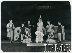 11-12.06.1945, Valivade-Kolhapur, Indie.
Osiedle dla polskich uchodźców. Scena z przedstawienia dla dzieci pt. 