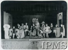 11-12.06.1945, Valivade-Kolhapur, Indie.
Osiedle dla polskich uchodźców. Scena z przedstawienia dla dzieci pt. 