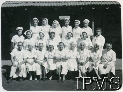 1945, Valivade-Kolhapur, Indie.
Osiedle dla polskich uchodźców. Zespół lekarzy i pielęgniarek pracujący w szpitalu osiedla.
Fot. NN, Kronika osiedla polskiego Valivade-Kolhapur, Indie, tom II, Instytut Polski i Muzeum im. gen. Sikorskiego w Londynie