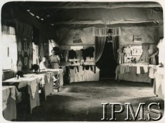 17.06.1945, Valivade-Kolhapur, Indie.
Osiedle dla polskich uchodźców. Wystawa prac ręcznych trykotarstwa oraz kroju i szycia w świetlicy Zakładu Wychowawczego im. gen. Władysława Sikorskiego.
Fot. NN, Kronika osiedla polskiego Valivade-Kolhapur, Indie, tom II, Instytut Polski i Muzeum im. gen. Sikorskiego w Londynie