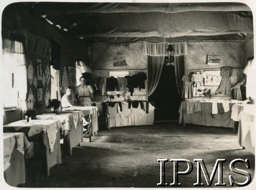 17.06.1945, Valivade-Kolhapur, Indie.
Osiedle dla polskich uchodźców. Wystawa prac ręcznych trykotarstwa oraz kroju i szycia w świetlicy Zakładu Wychowawczego im. gen. Władysława Sikorskiego.
Fot. NN, Kronika osiedla polskiego Valivade-Kolhapur, Indie, tom II, Instytut Polski i Muzeum im. gen. Sikorskiego w Londynie