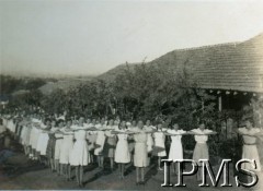 1945, Valivade-Kolhapur, Indie.
Osiedle dla polskich uchodźców. Uczennice gimnazjum podczas gimnastyki przed lekcjami.
Fot. NN, Kronika osiedla polskiego Valivade-Kolhapur, Indie, tom II, Instytut Polski i Muzeum im. gen. Sikorskiego w Londynie