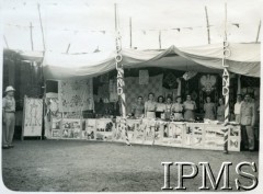 14-16.11.1945, Kolhapur, Indie.
Stoisko polskie przygotowane przez uchodźców z osiedla Valivade-Kolhapur na wystawie podczas obchodów Victory Day.
Fot. NN, Kronika osiedla polskiego Valivade-Kolhapur, Indie, tom II, Instytut Polski i Muzeum im. gen. Sikorskiego w Londynie