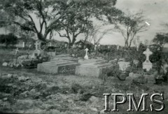 1945, Kolhapur, Indie.
Groby polskich uchodźców na cmentarzu chrześcijańskim w Kolhapur.
Fot. NN, Kronika osiedla polskiego Valivade-Kolhapur, Indie, tom II, Instytut Polski i Muzeum im. gen. Sikorskiego w Londynie