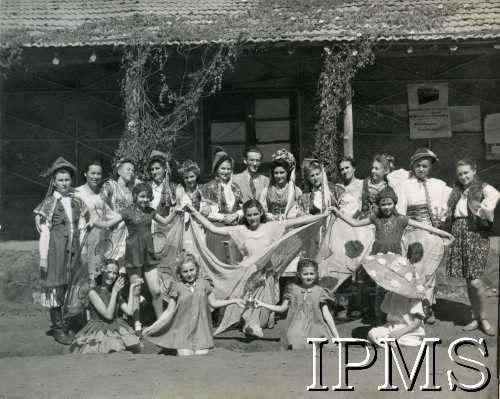 14.11.1945, Valivade-Kolhapur, Indie.
Osiedle dla polskich uchodźców. Zespół tancerzy, który wystąpił podczas uroczystości Victory Day w Kolhapur.
Fot. NN, Kronika osiedla polskiego Valivade-Kolhapur, Indie, tom II, Instytut Polski i Muzeum im. gen. Sikorskiego w Londynie