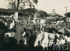 1-3.02.1946, Valivade-Kolhapur, Indie.
Osiedle dla polskich uchodźców. Wizyta arcybiskupa Henryka Doeringa - biskupa Ponny w osiedlu. Mieszkańcy osiedla w procesji odprowadzają arcybiskupa do kościoła pw. św. Andrzeja Boboli.
Fot. NN, Kronika osiedla polskiego Valivade-Kolhapur, Indie, tom II, Instytut Polski i Muzeum im. gen. Sikorskiego w Londynie