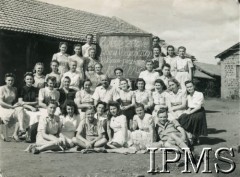 16.04.1946, Valivade-Kolhapur, Indie.
Osiedle dla polskich uchodźców. Uczestniczki kursu telegraficznego i kolejowo-pocztowego w dniu zakończenia kursu.
Fot. NN, Kronika osiedla polskiego Valivade-Kolhapur, Indie, tom II, Instytut Polski i Muzeum im. gen. Sikorskiego w Londynie