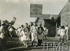 3.05.1946, Valivade-Kolhapur, Indie.
Osiedle dla polskich uchodźców. Obchody rocznicy uchwalenia Konstytucji 3 Maja. Pochód dzieci z koła ministrantów.
Fot. NN, Kronika osiedla polskiego Valivade-Kolhapur, Indie, tom II, Instytut Polski i Muzeum im. gen. Sikorskiego w Londynie