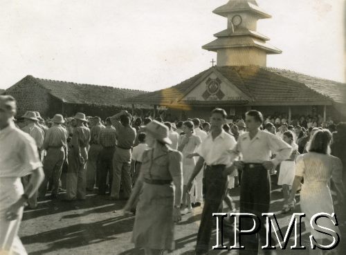 3.05.1946, Valivade-Kolhapur, Indie.
Osiedle dla polskich uchodźców. Pochód z okazji obchodów rocznicy uchwalenia Konstytucji 3 Maja. W tle widoczny kościół pw. św. Andrzeja Boboli.
Fot. NN, Kronika osiedla polskiego Valivade-Kolhapur, Indie, tom II, Instytut Polski i Muzeum im. gen. Sikorskiego w Londynie