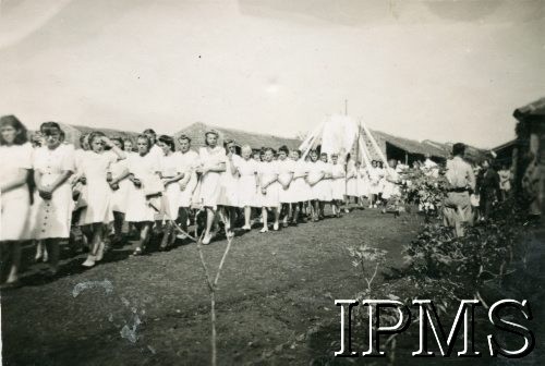 Czerwiec 1946, Valivade-Kolhapur, Indie.
Osiedle dla polskich uchodźców. Uroczysta procesja w dniu Bożego Ciała.
Fot. NN, Kronika osiedla polskiego Valivade-Kolhapur, Indie, tom II, Instytut Polski i Muzeum im. gen. Sikorskiego w Londynie