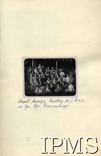 1947, Valivade-Kolhapur, Indie.
Osiedle dla polskich uchodźców. Zespół dziecięcy świetlicy nr 1 Referatu Kulturalno-Oświatowego im. gen. Bora-Komorowskiego.
Fot. NN, Kronika osiedla polskiego Valivade-Kolhapur, Indie, tom III, Instytut Polski i Muzeum im. gen. Sikorskiego w Londynie