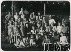 1947, Valivade-Kolhapur, Indie.
Osiedle dla polskich uchodźców. Zespół dziecięcy świetlicy nr 1 Referatu Kulturalno-Oświatowego im. gen. Bora-Komorowskiego.
Fot. NN, Kronika osiedla polskiego Valivade-Kolhapur, Indie, tom III, Instytut Polski i Muzeum im. gen. Sikorskiego w Londynie