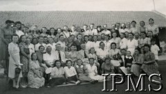 1947, Valivade-Kolhapur, Indie.
Osiedle dla polskich uchodźców. Uczestniczki kursu trykotarskiego w dniu jego zakończenia.
Fot. NN, Kronika osiedla polskiego Valivade-Kolhapur, Indie, tom III, Instytut Polski i Muzeum im. gen. Sikorskiego w Londynie